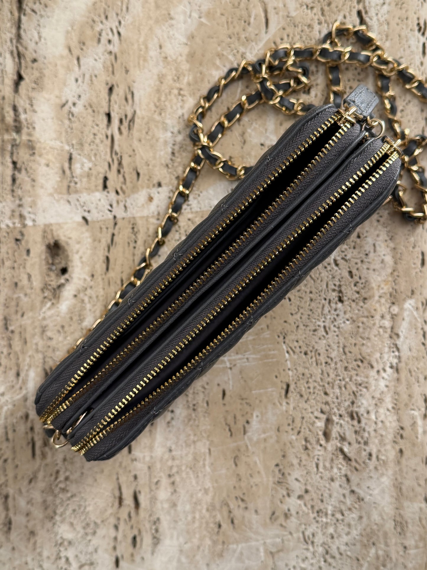 Chanel vip gift make up zip second hand