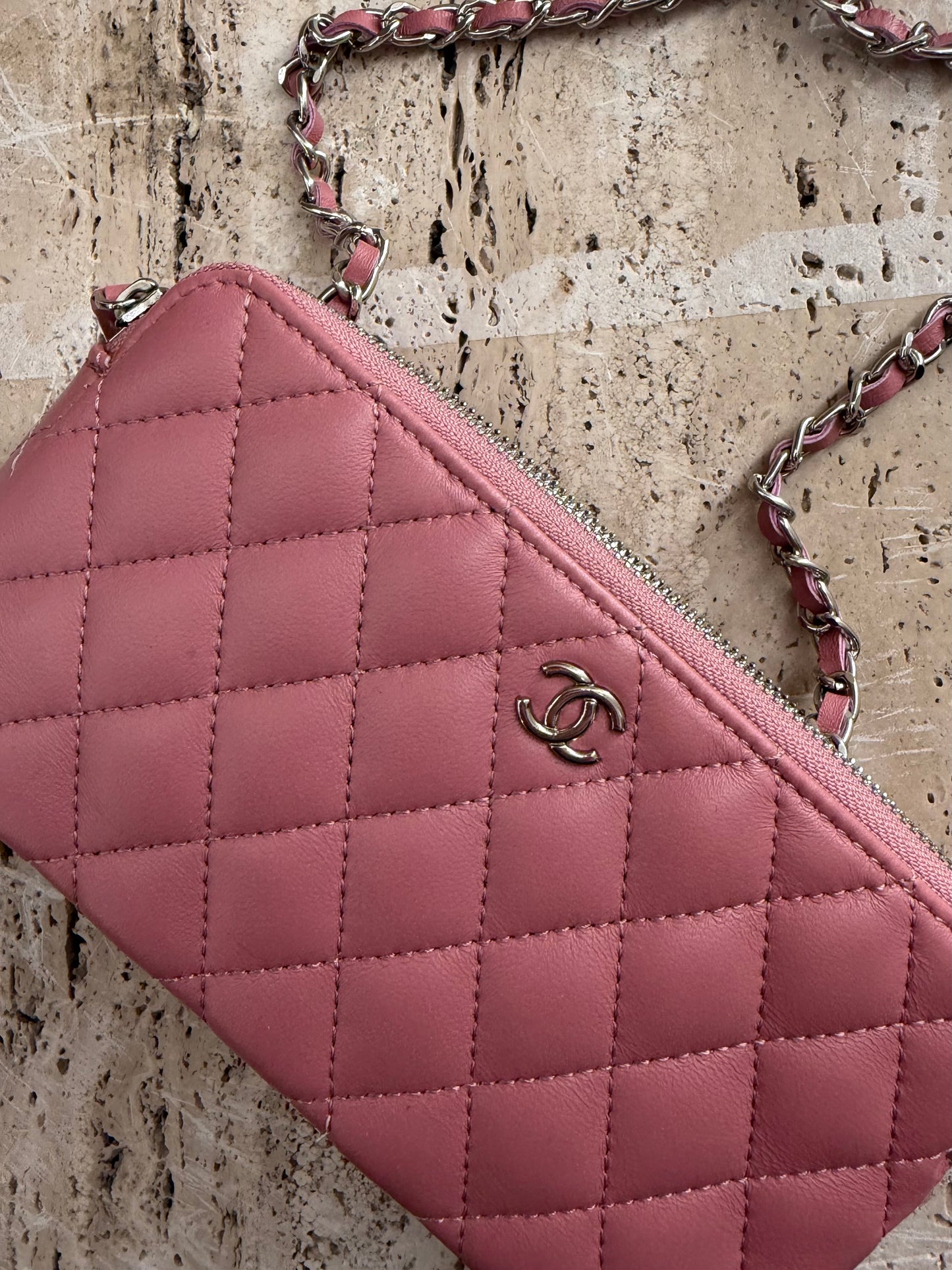 Chanel vip gift make up zip second hand