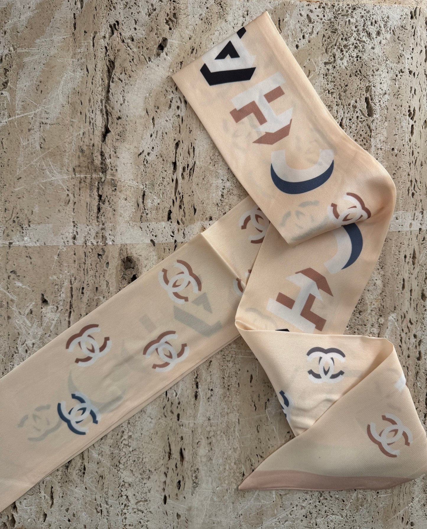 Foulard chanel vip gift make up second hand