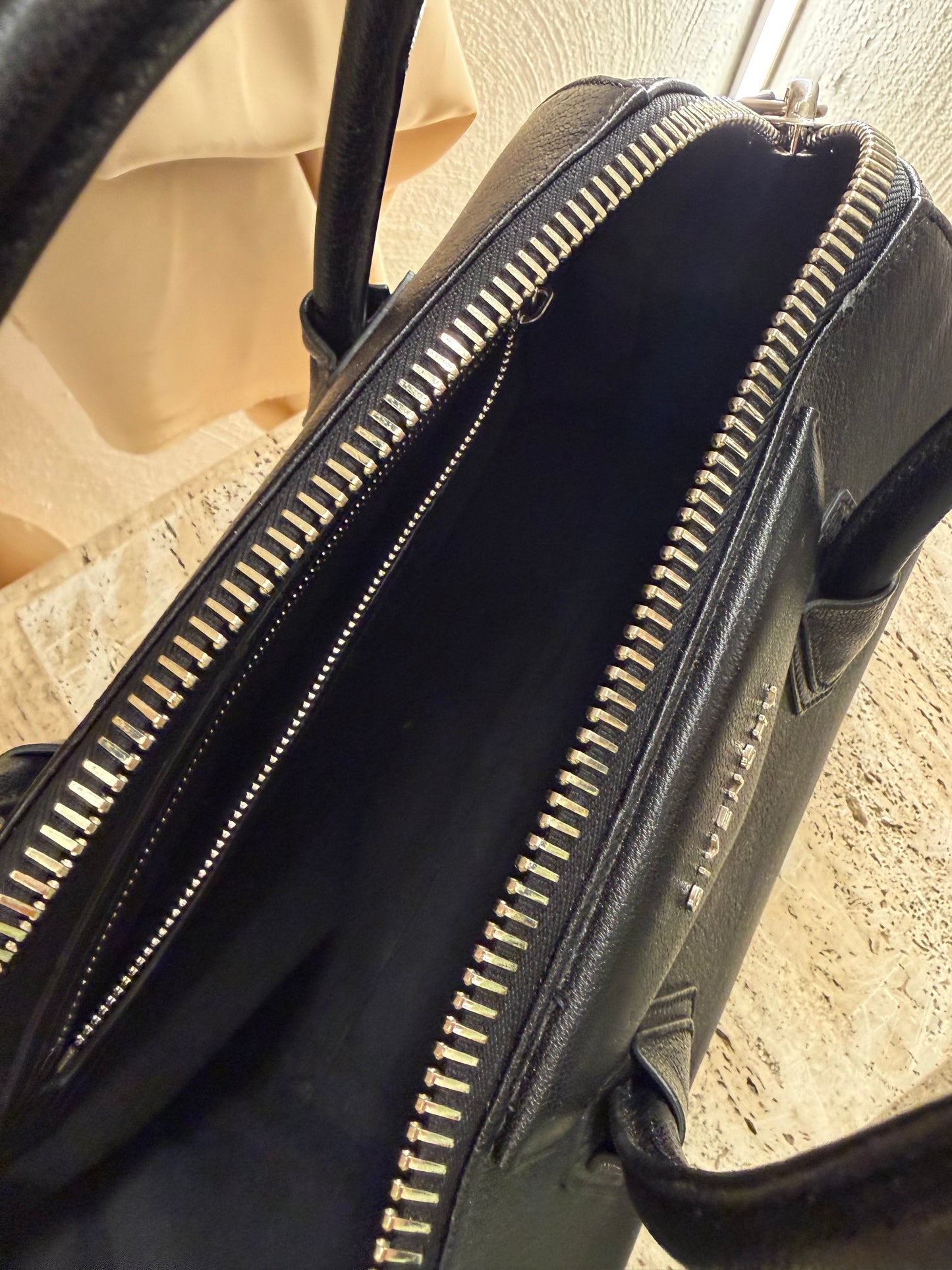 Givenchy antogona second hand