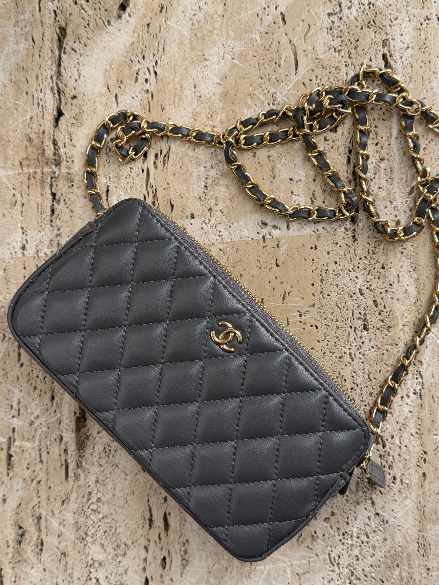 Chanel vip gift make up zip second hand