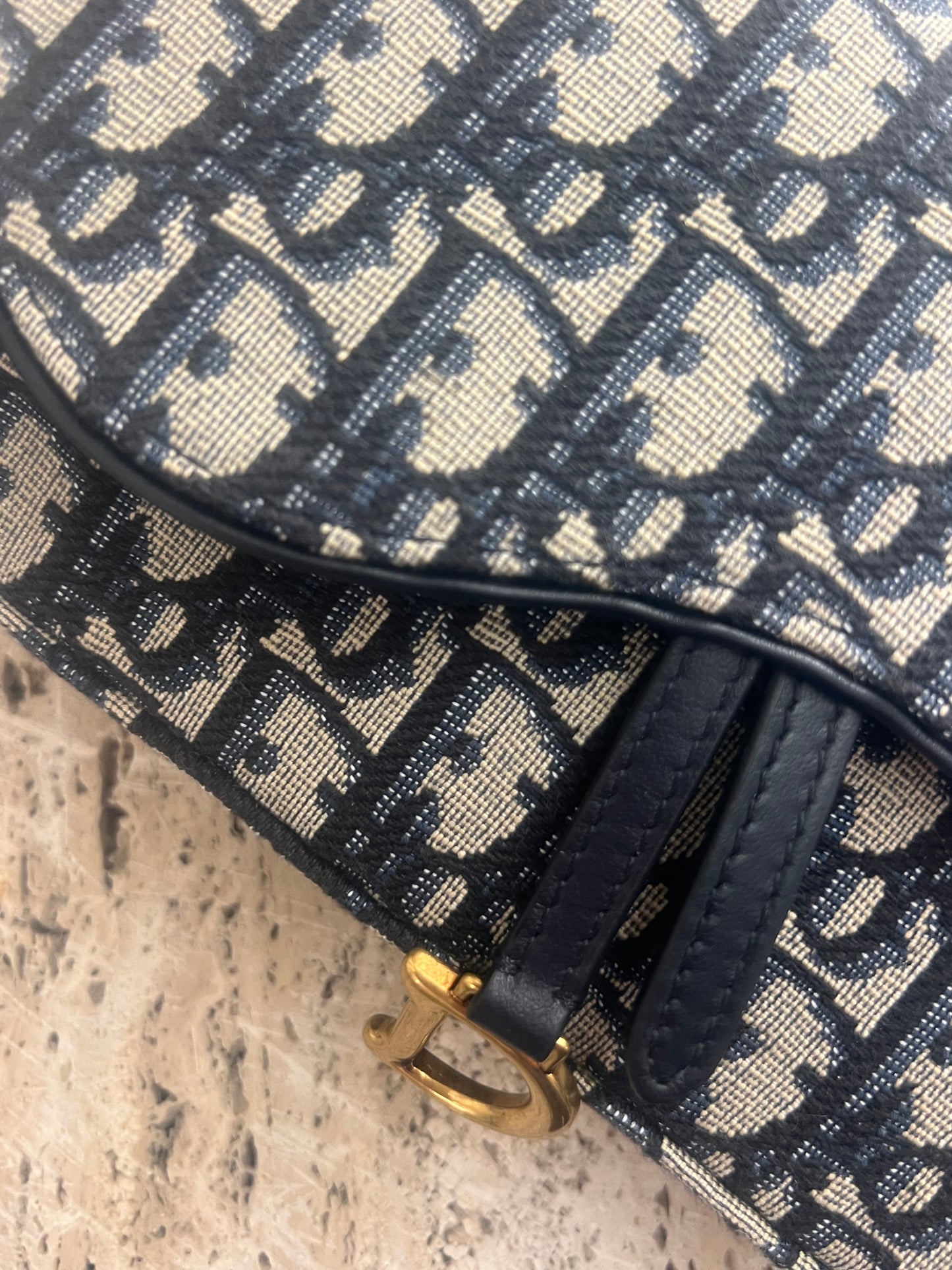 Pochette media con catena Saddle
Jacquard Dior Oblique blu second hand