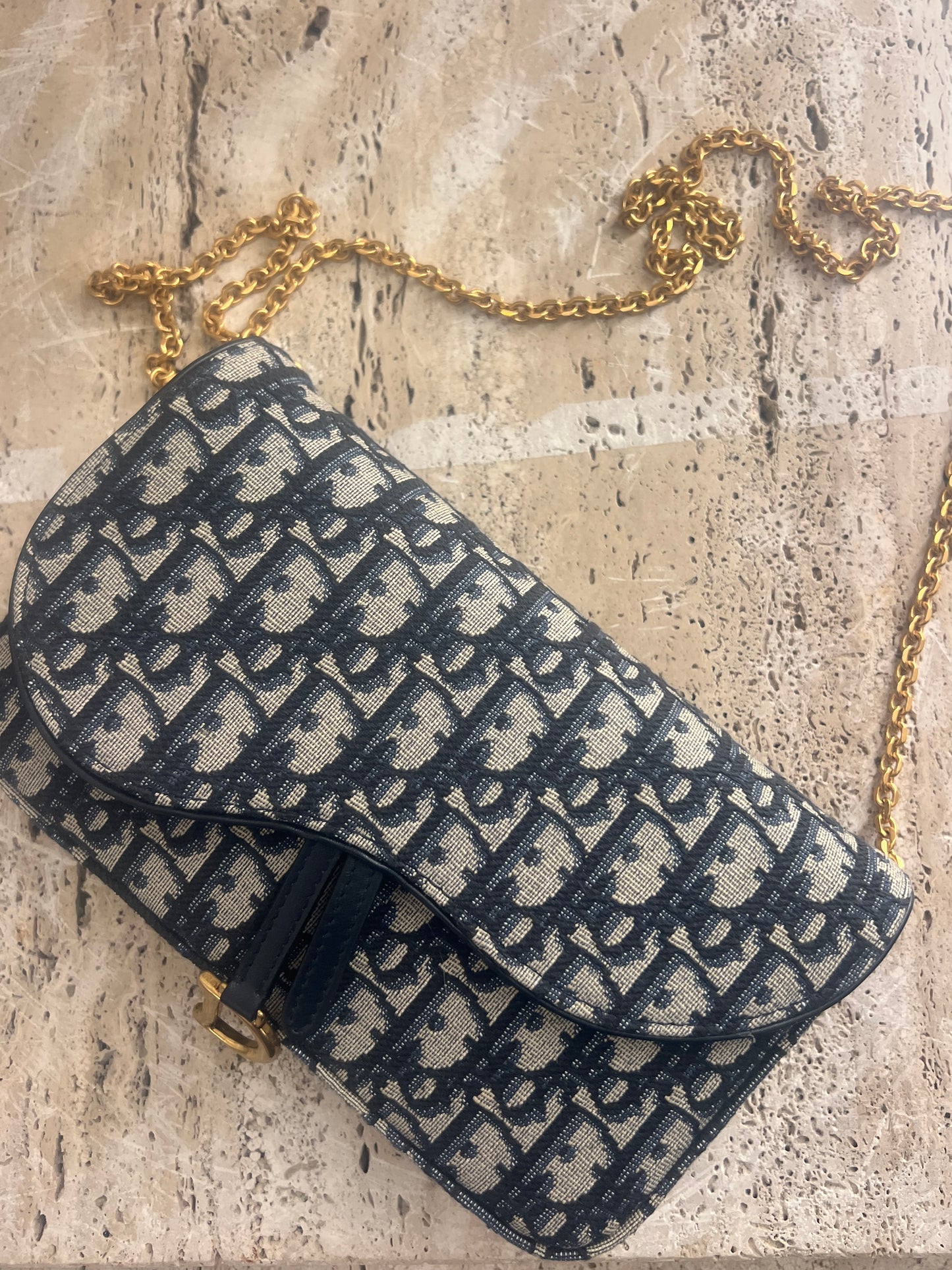 Pochette media con catena Saddle
Jacquard Dior Oblique blu second hand