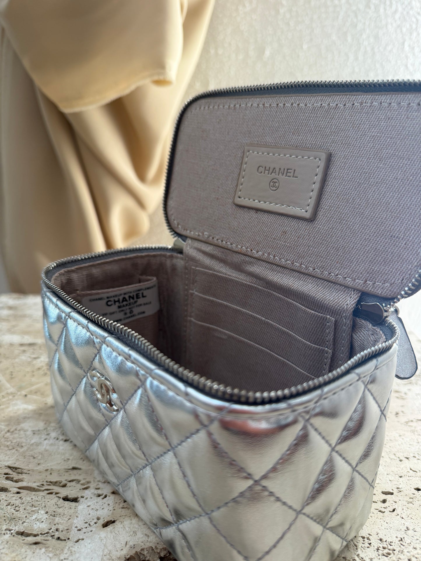 Chanel vanity vip Gift make up second hand