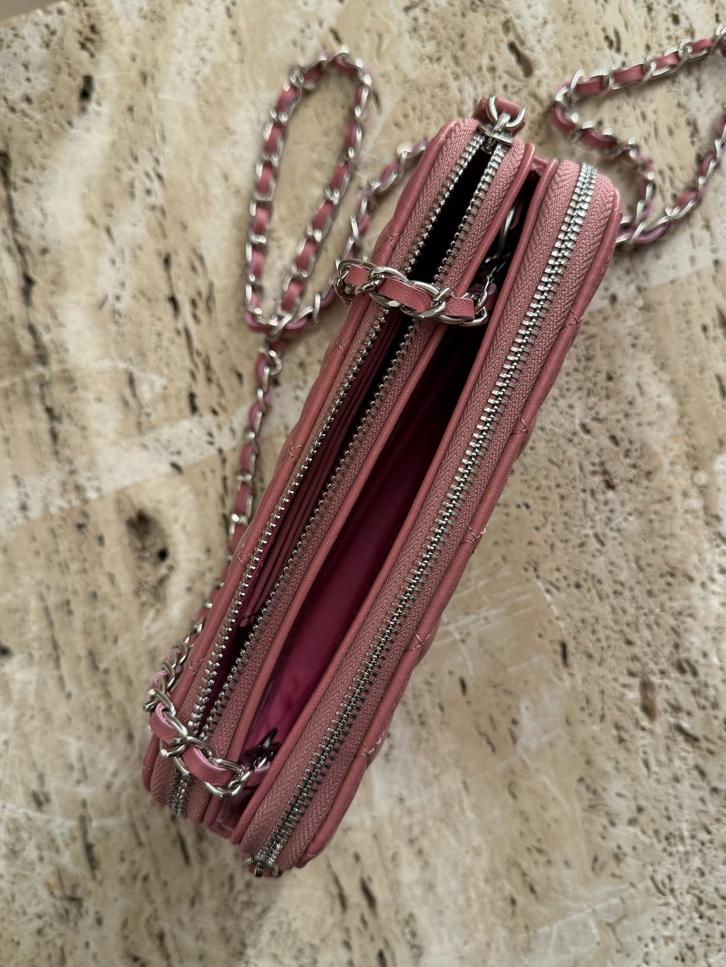 Chanel vip gift make up zip second hand