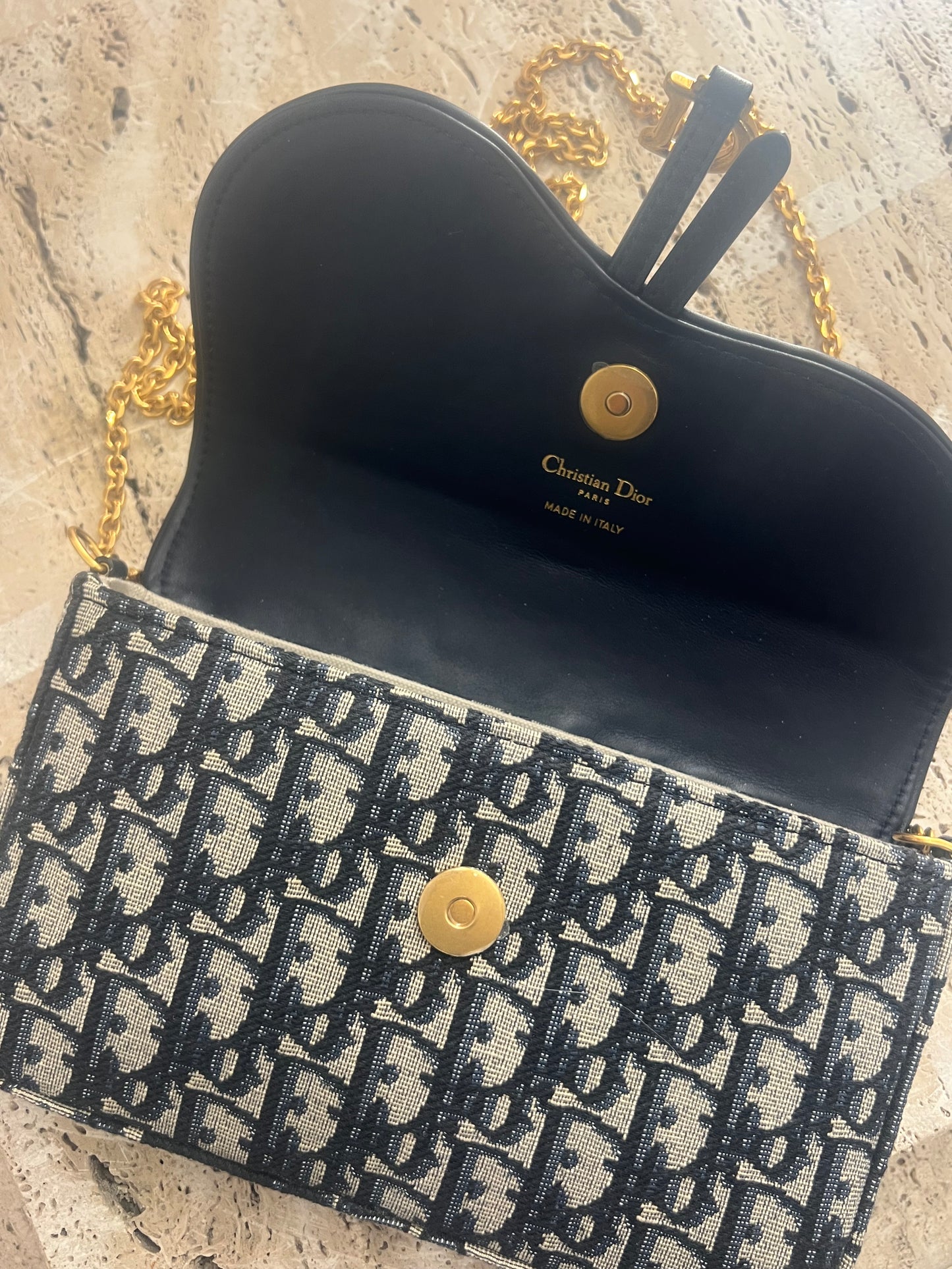 Pochette media con catena Saddle
Jacquard Dior Oblique blu second hand