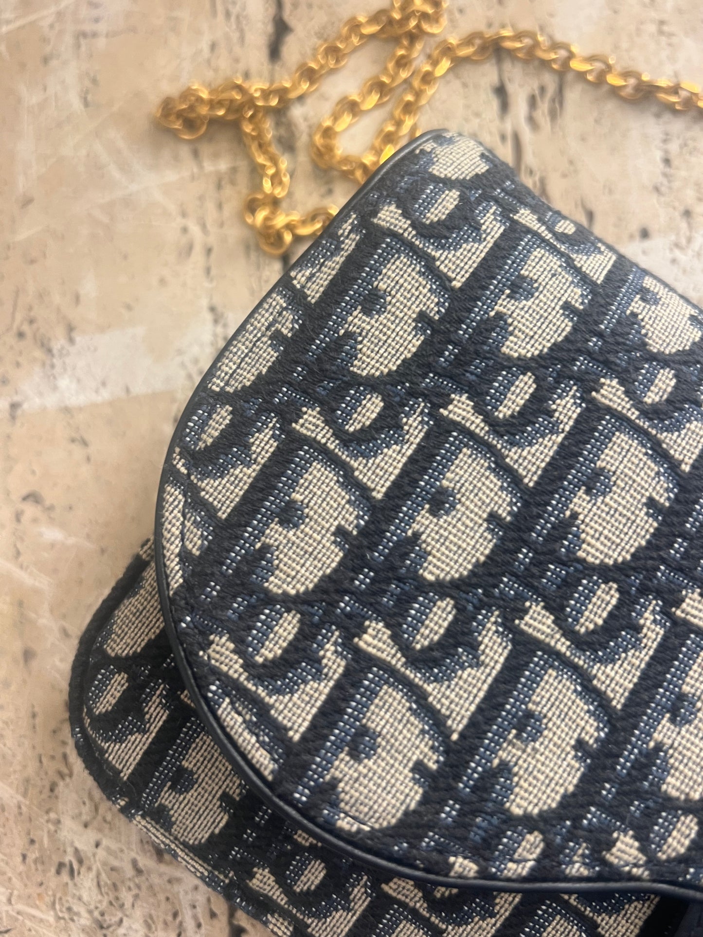 Pochette media con catena Saddle
Jacquard Dior Oblique blu second hand