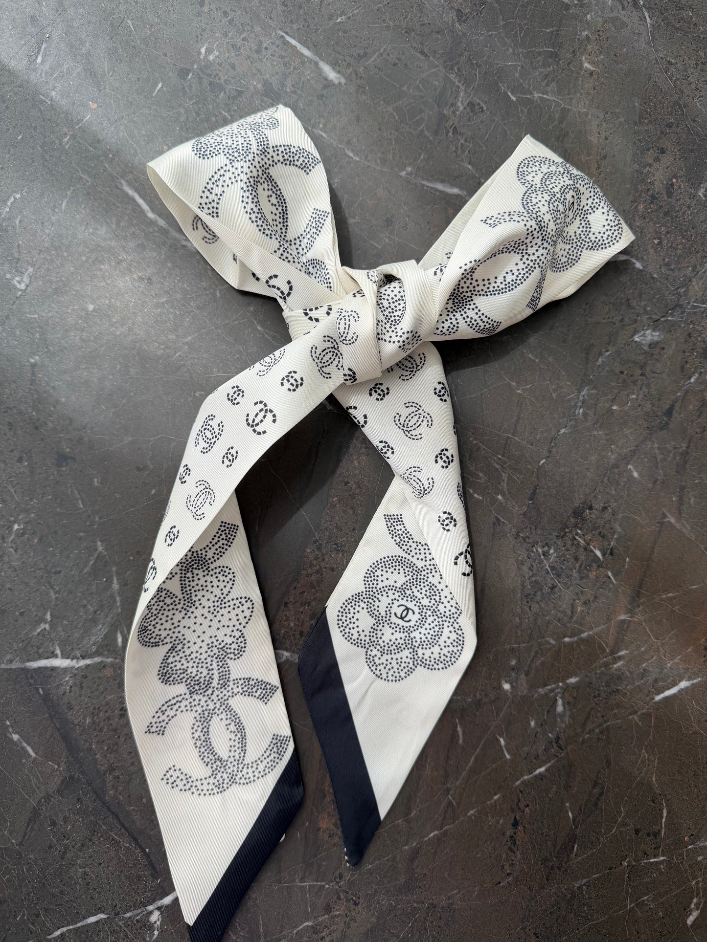 Foulard chanel vip gift make up second hand