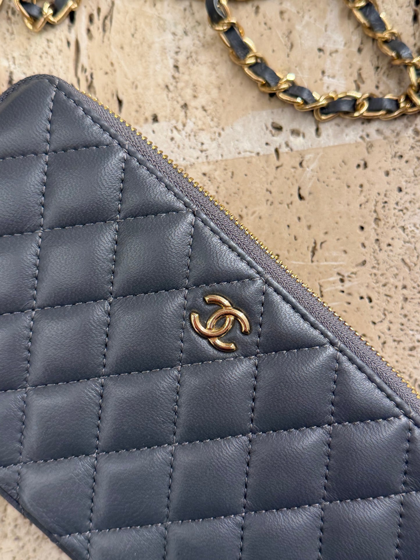 Chanel vip gift make up zip second hand