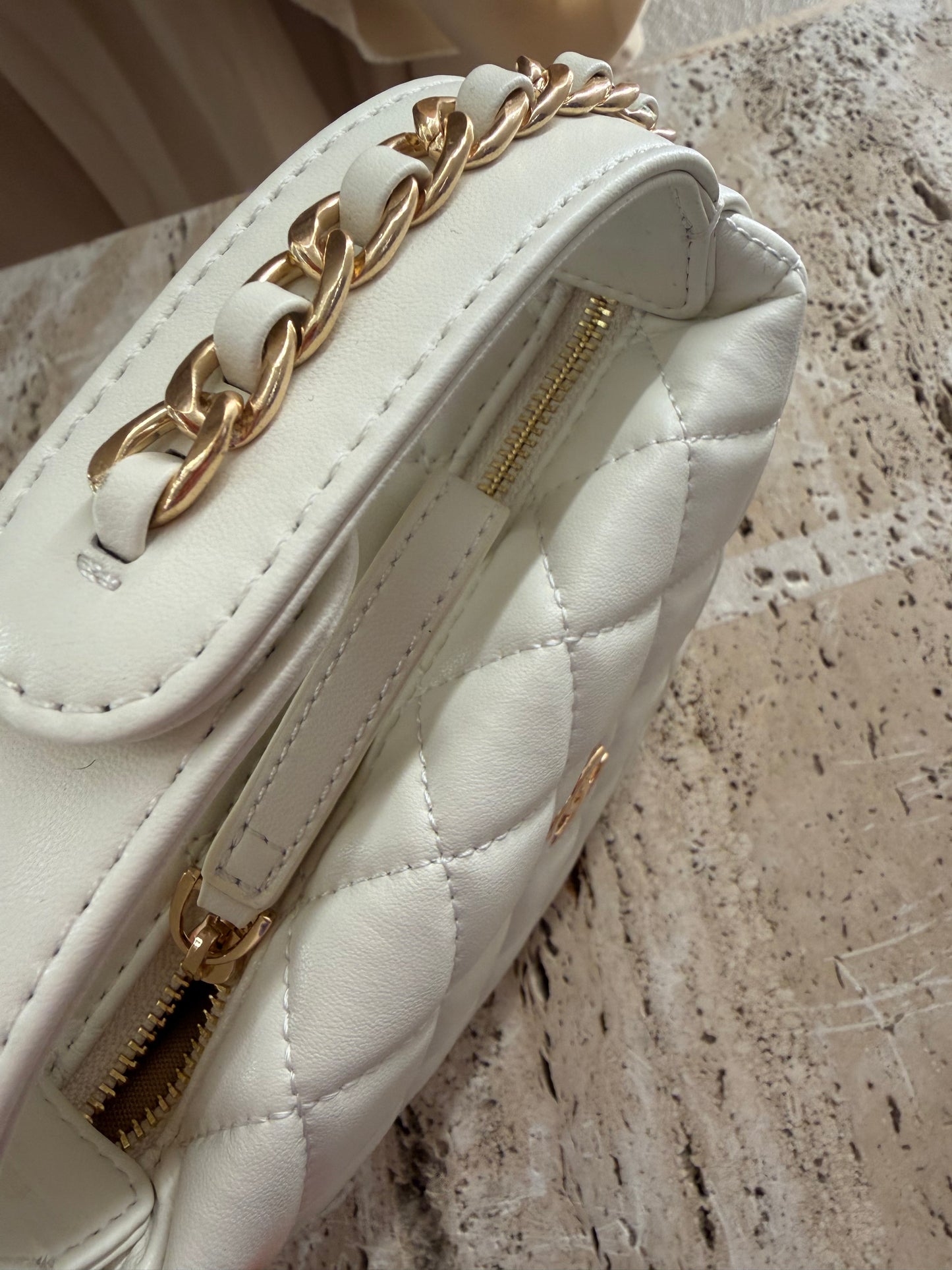 Chanel hobo miny vip gift make up second hand